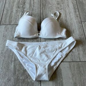 Shade & Shore Two Piece Swimsuit  White Textured 
size 
X-LARGE Bottom 
36B Top